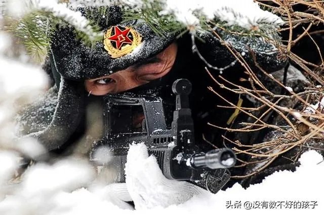 我儿子今年高考，成绩上不了本科，是去当兵好，还是报个大专学校再去当兵好？