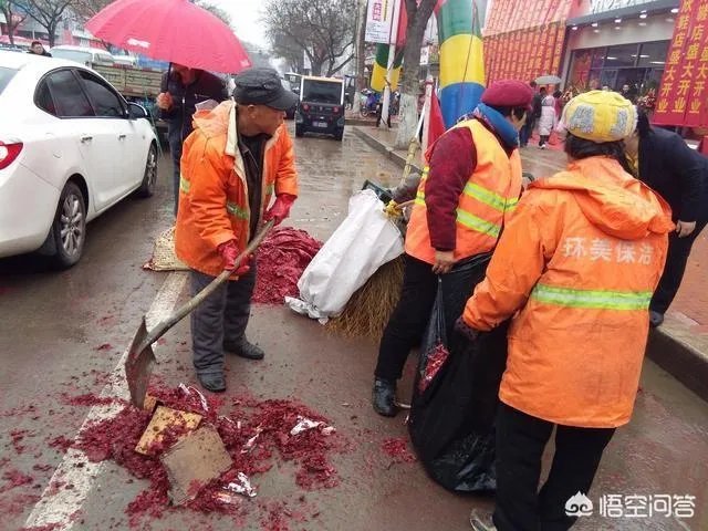 广东深圳环卫工夫妇制止行人丢垃圾遭殴打被赔5000元，你认为环卫工人制止有错吗？