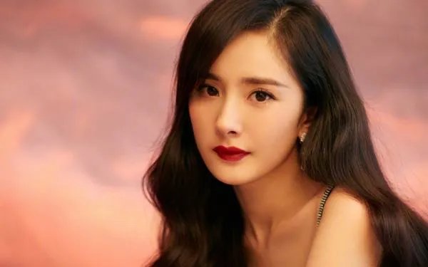 杨幂为周迅庆生，你认为她们俩的友情是真情流露还是虚情假意？