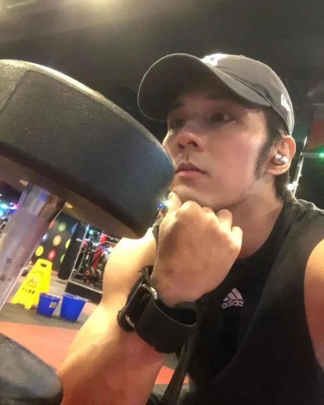 南拳妈妈组合中，39岁张杰参加健美比赛，体脂低至8%，这肌肉是认真的吗？