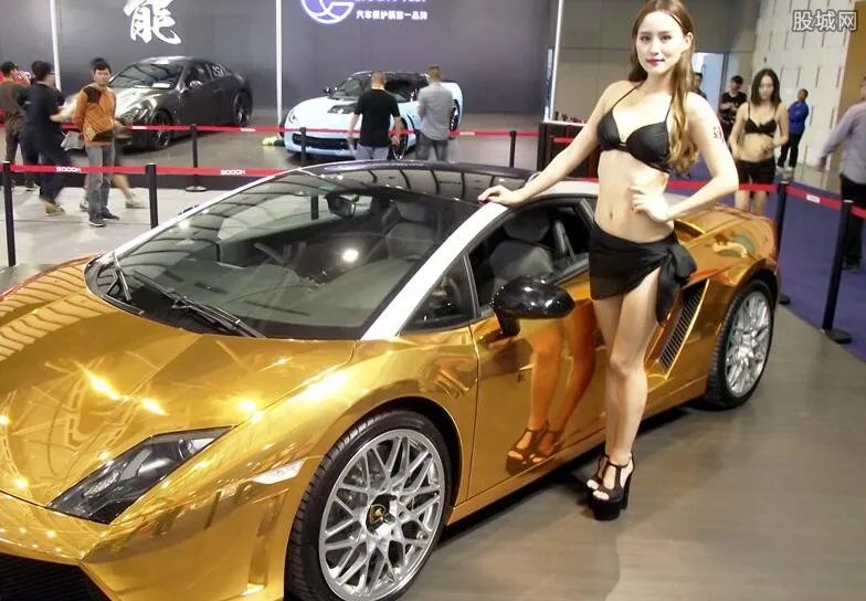 西湖惊现黄金奔驰跑车 车主微博被网友曝光