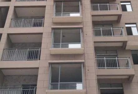 幼童坠落阳台事件频发，高层住宅是否该选择封闭阳台？