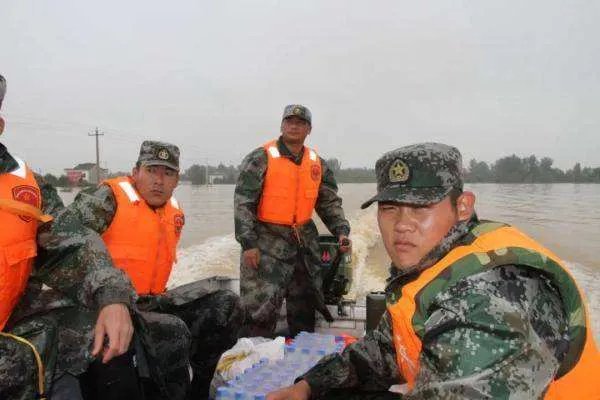 “高难度睡姿”抗洪战士走红网络，他还有哪些感人故事？