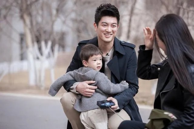 霍思燕儿子嗯哼长大了，单眼皮变成双眼皮，颜值爆表，你觉得帅吗？