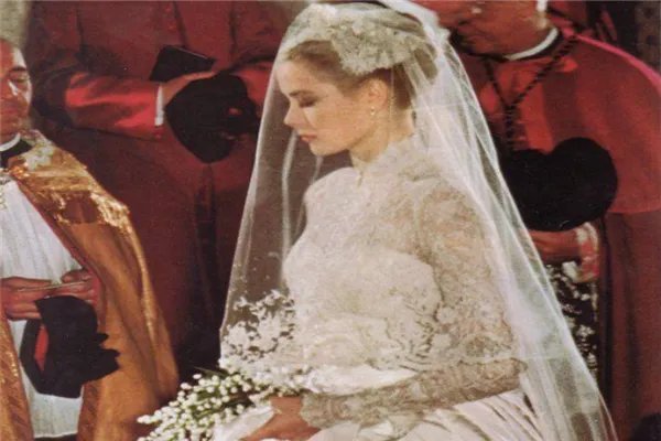 世界上最美十大婚纱：伊丽莎白二世的婚纱上镶满了1万颗珍珠
