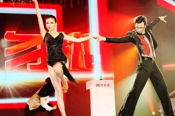 巩新亮舞林大会哪一期 身材好到爆却因露肉过多被金星骂