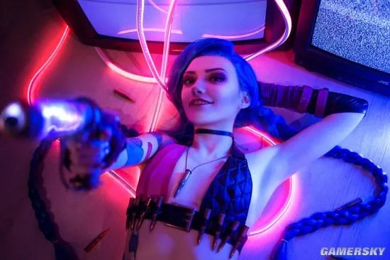 白俄妹子《LOL》金克斯COS 暴走萝莉自带表情包