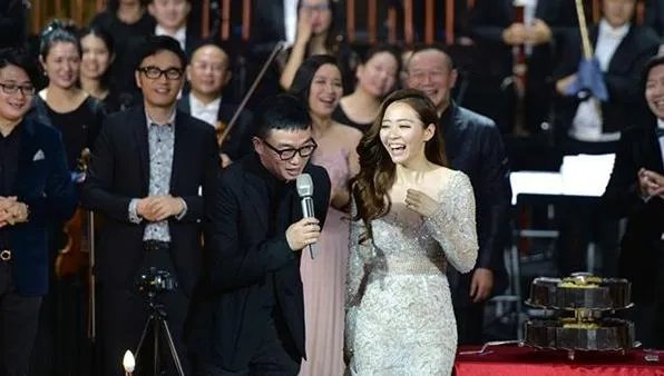 张靓颖男友冯轲是谁：冯轲和张靓颖差多少岁