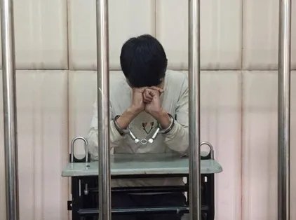 持刀挟持女友弟弟是犯罪吗？