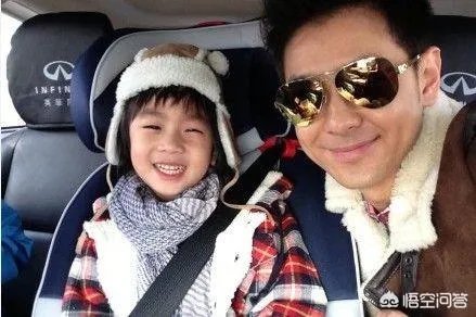 有哪些明星的孩子和他们长得很像？