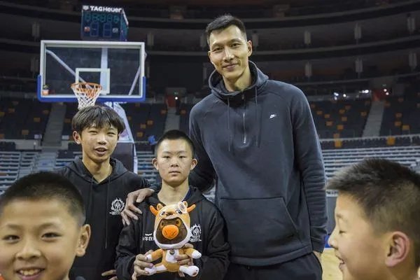 为什么易建联比赛时总是双手扣篮？