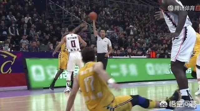 CBA第二轮，史蒂芬森一攻一防让孙铭徽领到一个技犯一个违体犯规，当时发生了什么？