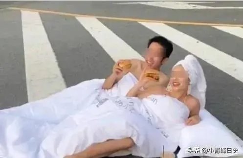 情侣半裸裹床单睡斑马线拍婚纱照，拿生命当儿戏，你有何看法？