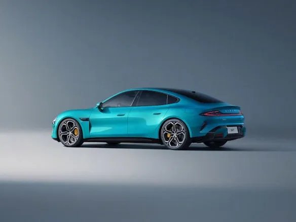 小米汽车SU7首批实拍图公布！“海湾蓝”配色格外吸睛