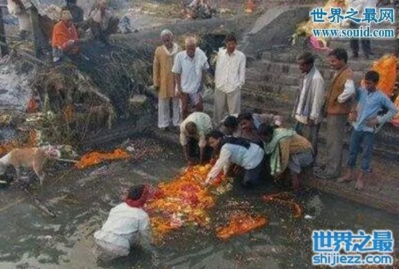 恐怖的印度水葬现场图片，超级重口味(还是别看了) 