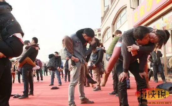 “接吻”马拉松？合肥上演接吻大赛多人晕倒