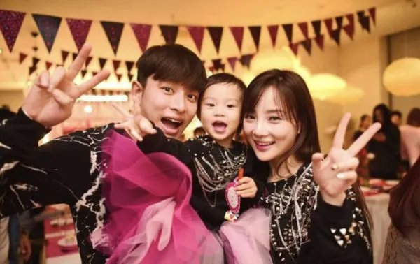 贾乃亮晒合照祝甜馨生日快乐，为什么合照中只有父女俩？