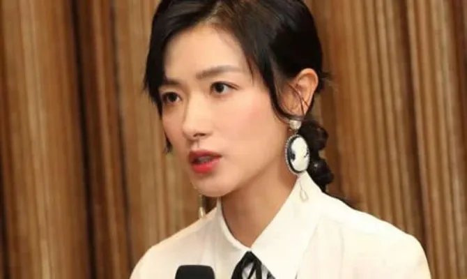 秦昊问万茜我不是男神吗 事件经过及原因令人哭笑不得