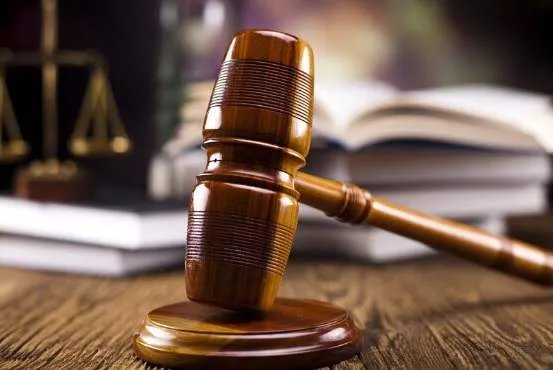 对于高校副教授离职被索赔违约金一事，律师有何表示？