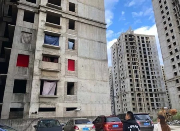 昆明烂尾楼没水没电没窗户，业主究竟该如何自救？