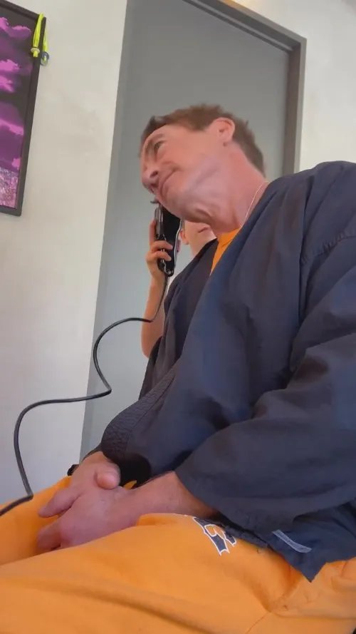 小罗伯特唐尼为新剧剃光头 孩子将其装扮成“南瓜头”