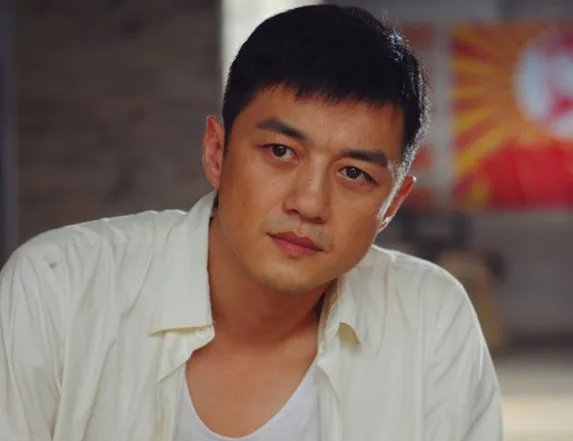 李亚鹏被告欠债案需赔4000万，你知道他为何会欠钱吗？