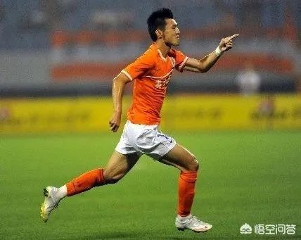 国足战威尔士，鲁能后卫郑铮力压李学鹏首发，你觉得在里皮心中谁才是中国第一左后卫？