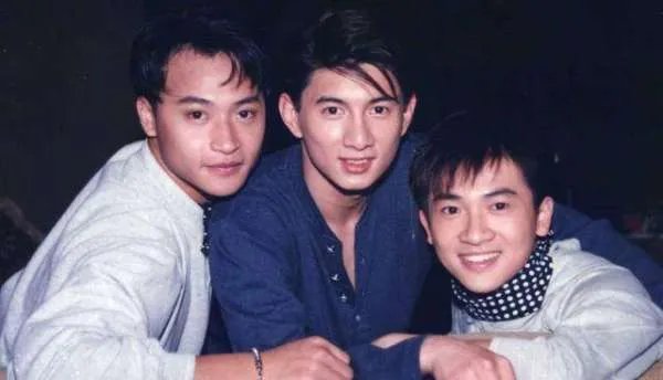 小虎队出道31年再次同框引发青春回忆杀，他们的哪些歌曲是你的童年回忆？