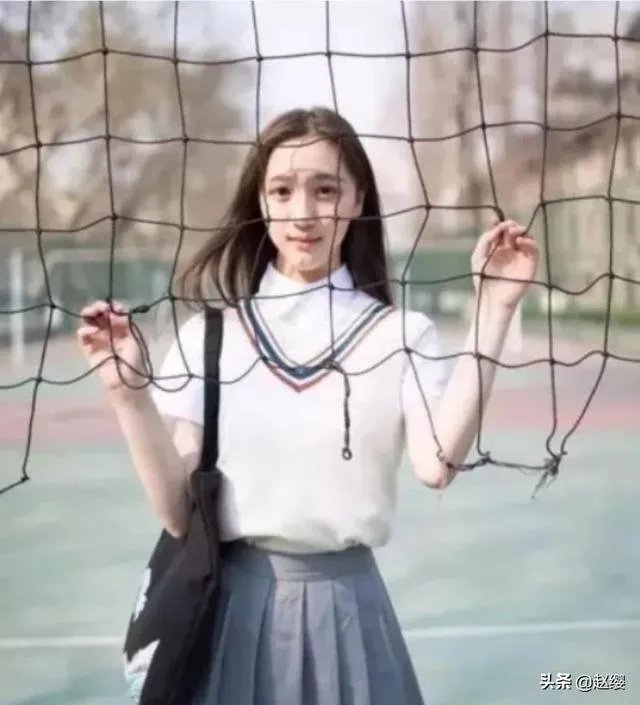 演员刘露大闹火车站被行拘，芒果TV致歉并宣布解约，对此公共人物你怎么看？