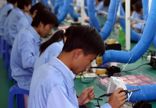 粗暴发工作证后，离职员工被同行派车秒接收，如何评价这骚操作？