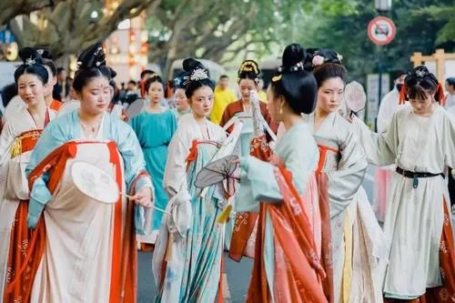 汉服市场爆发，为什么现在的年轻人都喜欢汉服？