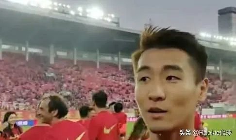 韦世豪脱衣庆祝晒肌肉，有球迷说：没纹身的话打满分，你怎么看？