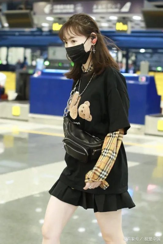 马蓉美腿吸睛现身机场，左手的戒指成为另一个焦点，有新恋情了吗？
