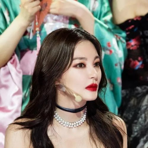 张雨绮光脚跳屋顶着火，造型是否与韩团的造型相似？