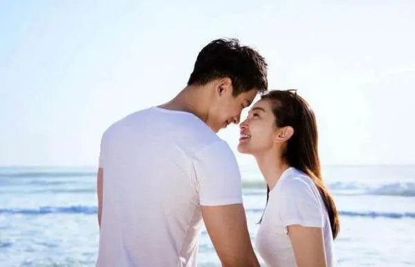 男子每天在朋友圈发情话表白女友结果被朋友拉黑，爱情中有必要这样吗？