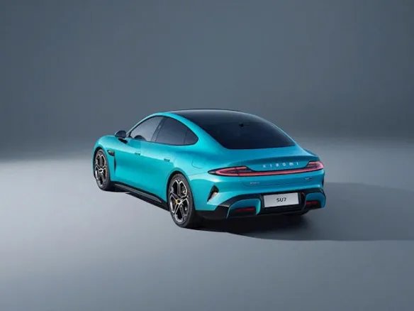 小米汽车SU7首批实拍图公布！“海湾蓝”配色格外吸睛