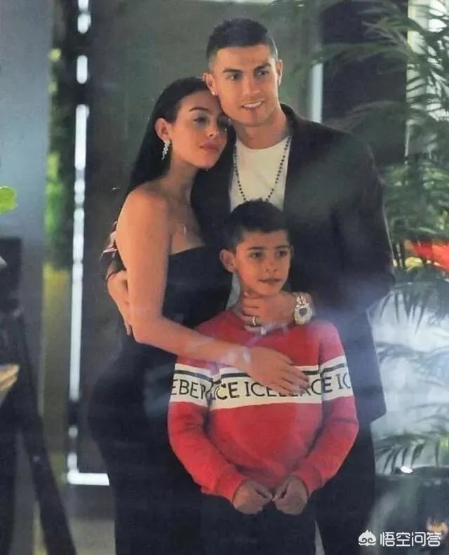 C罗向乔治娜求婚成功， 大家觉得店员出身的“罗嫂”怎么样？