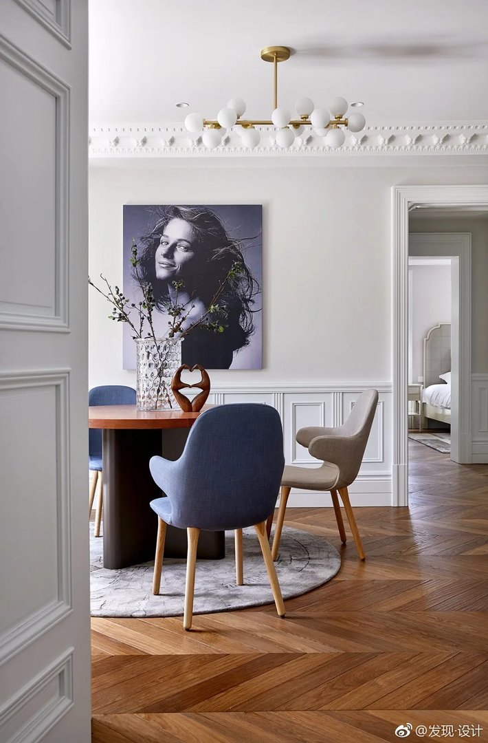 丹桂花园三层老房改造 在一个有色彩斑斓的艺术空间中，色彩与形...