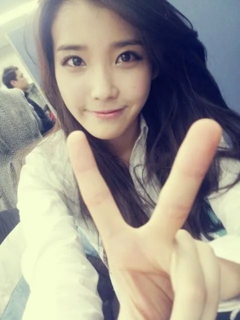 2011韩国梦想演唱会一个穿红色连衣裙的女孩是谁？她唱的是什么歌？跪求！