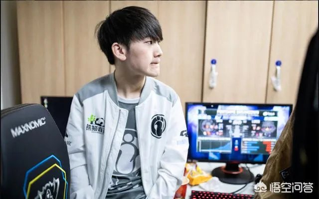 IG到网吧录制《鲁豫有约》阿水一个姿势，网友“一看就是老司机”，你怎么看？