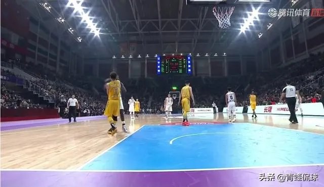 CBA第二轮，史蒂芬森一攻一防让孙铭徽领到一个技犯一个违体犯规，当时发生了什么？