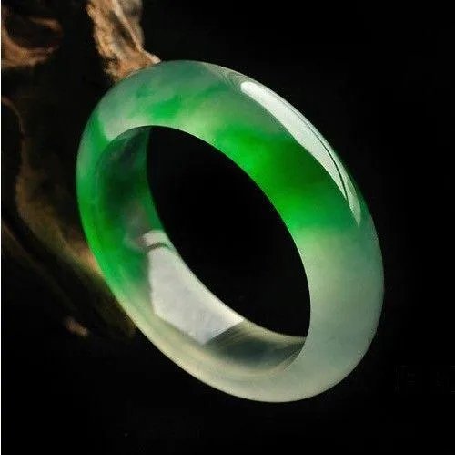 游客手滑摔断售价30万玉镯当场吓晕，人们为什么要买玉镯？