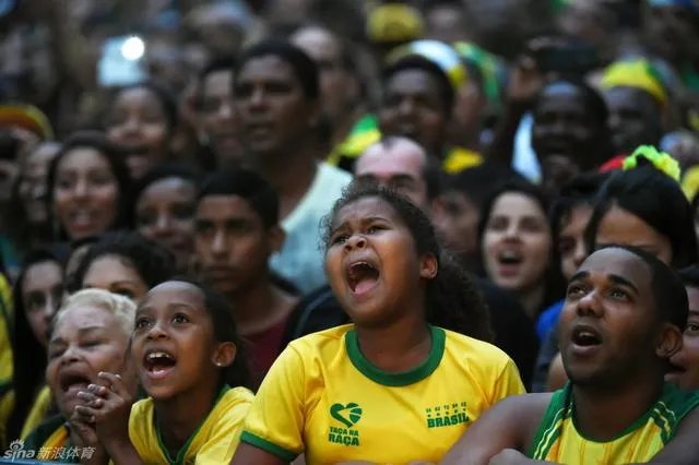 巴西队主场1:7惨败给德国后，巴西民众的反应是什么样的？