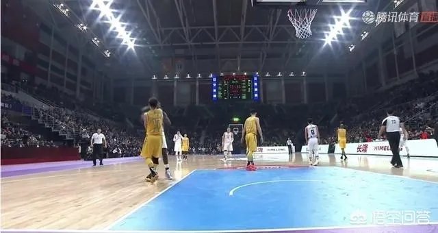 CBA第二轮，史蒂芬森一攻一防让孙铭徽领到一个技犯一个违体犯规，当时发生了什么？