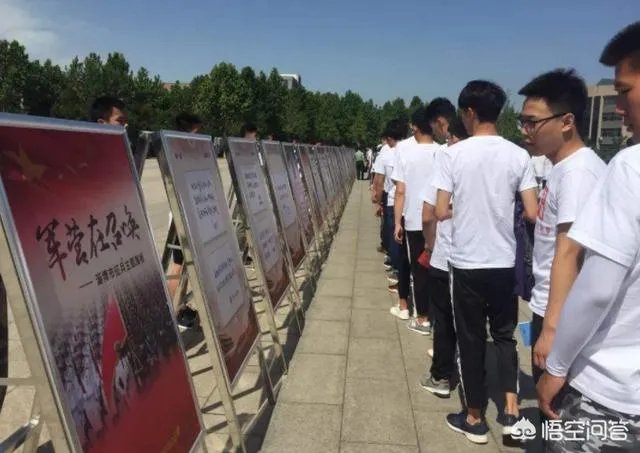 我儿子今年高考，成绩上不了本科，是去当兵好，还是报个大专学校再去当兵好？