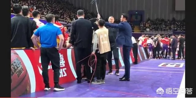 浙江广厦男篮助教王博摊上事了，在CBA比赛现场阻碍记者拍摄，损坏拍摄仪器，如何评价？