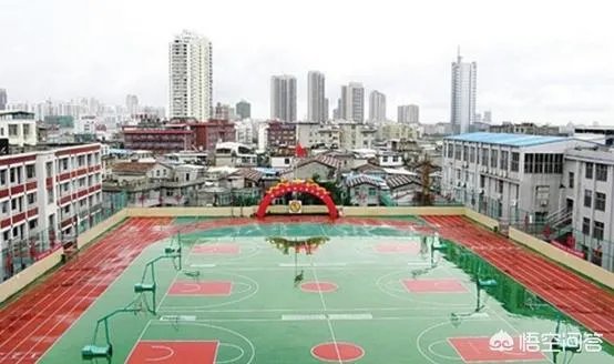 昆明一小学建“空中操场”，学生都去楼顶运动了，你怎么看？