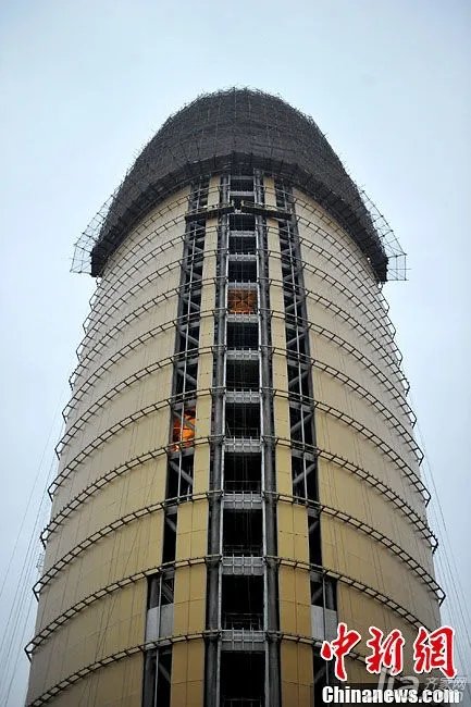 人民日报新大楼披上“土豪金”似黄金甲