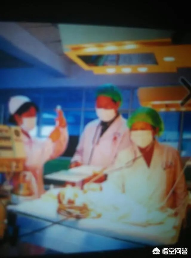 如何看待北京胖小伙挤地铁被大爷骂哭这件事？