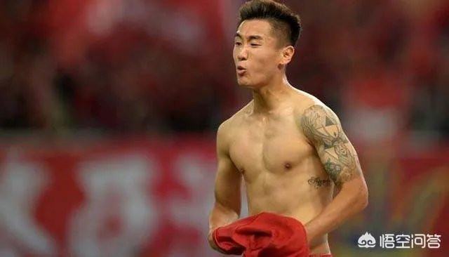 韦世豪脱衣庆祝晒肌肉，有球迷说：没纹身的话打满分，你怎么看？
